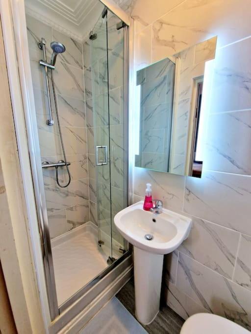 Charming Home With Private Balcony, On 1St Floor, With 2 Bathrooms, 3 Min Walk To Earl'S Court Station Londýn Exteriér fotografie