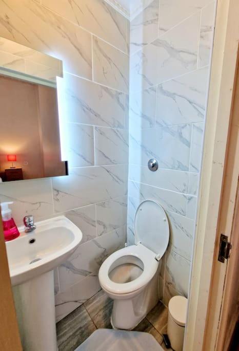 Charming Home With Private Balcony, On 1St Floor, With 2 Bathrooms, 3 Min Walk To Earl'S Court Station Londýn Exteriér fotografie