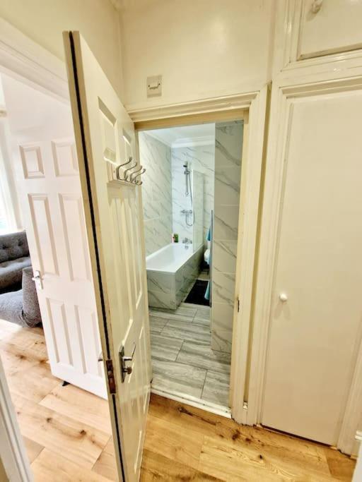 Charming Home With Private Balcony, On 1St Floor, With 2 Bathrooms, 3 Min Walk To Earl'S Court Station Londýn Exteriér fotografie