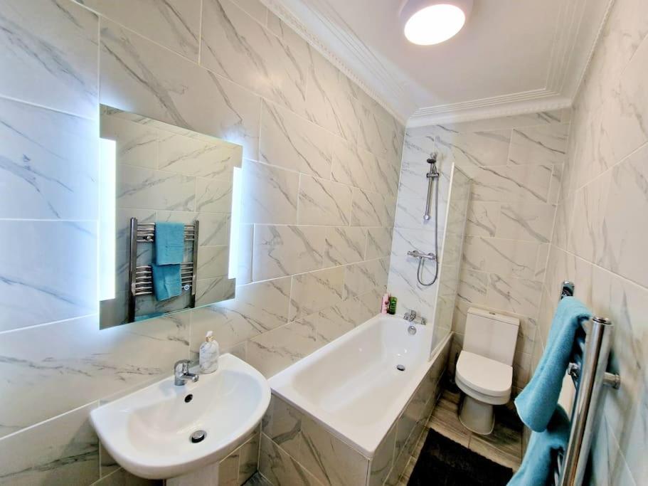 Charming Home With Private Balcony, On 1St Floor, With 2 Bathrooms, 3 Min Walk To Earl'S Court Station Londýn Exteriér fotografie