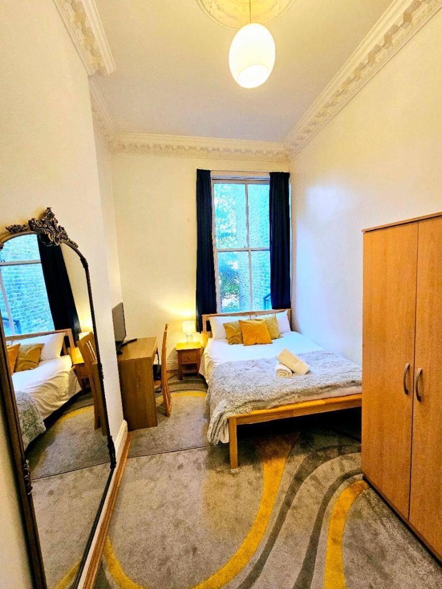 Charming Home With Private Balcony, On 1St Floor, With 2 Bathrooms, 3 Min Walk To Earl'S Court Station Londýn Exteriér fotografie