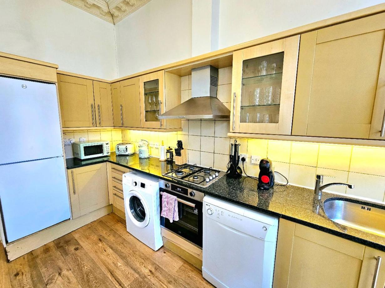 Charming Home With Private Balcony, On 1St Floor, With 2 Bathrooms, 3 Min Walk To Earl'S Court Station Londýn Exteriér fotografie