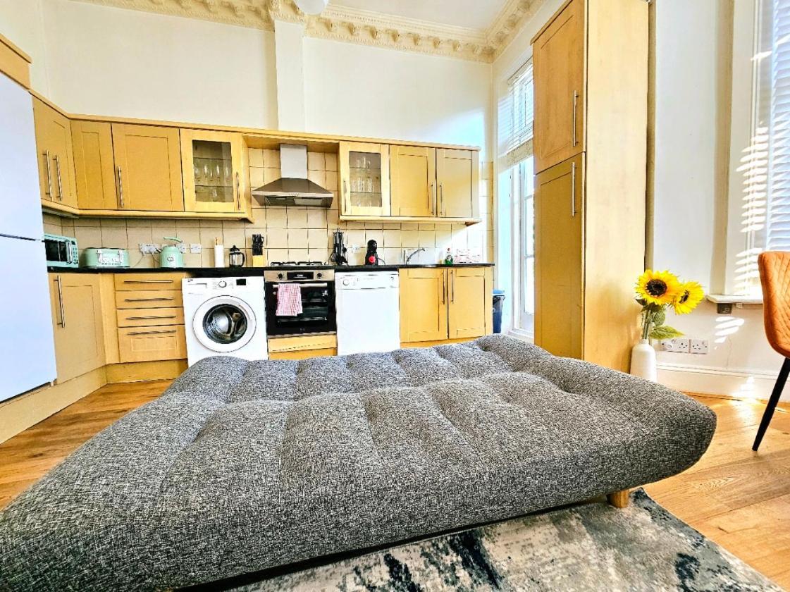Charming Home With Private Balcony, On 1St Floor, With 2 Bathrooms, 3 Min Walk To Earl'S Court Station Londýn Exteriér fotografie
