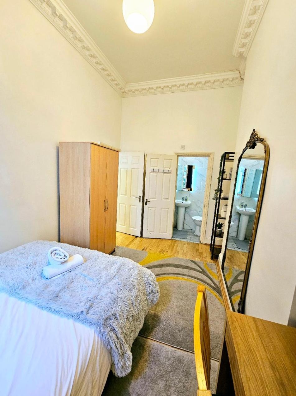 Charming Home With Private Balcony, On 1St Floor, With 2 Bathrooms, 3 Min Walk To Earl'S Court Station Londýn Exteriér fotografie
