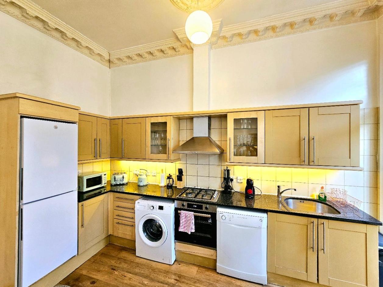 Charming Home With Private Balcony, On 1St Floor, With 2 Bathrooms, 3 Min Walk To Earl'S Court Station Londýn Exteriér fotografie